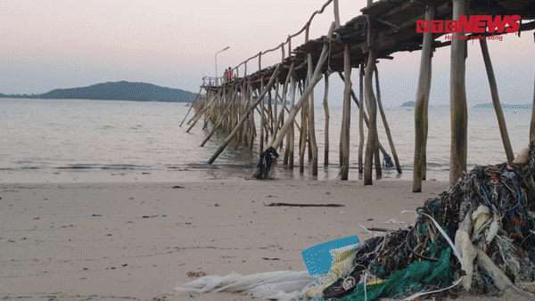 Bãi biển Cô Tô thơ mộng bị rác bủa vây tứ bề, xã đảo huy động tổng lực thu gom