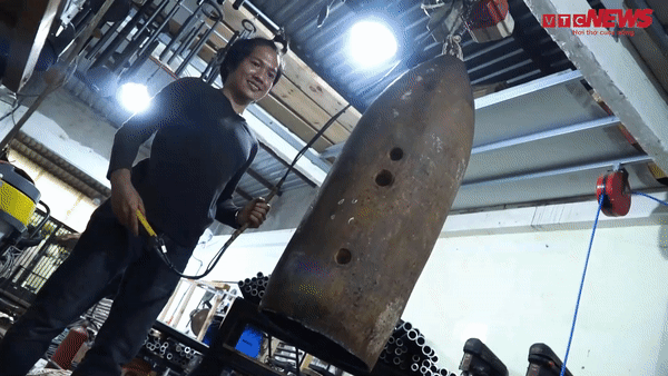 Video: Chàng trai làm chuông từ vỏ bom B52