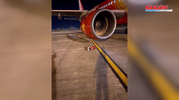 Tạm giữ bằng lái của phi công sau vụ hai máy bay va chạm tại sân bay Nội Bài