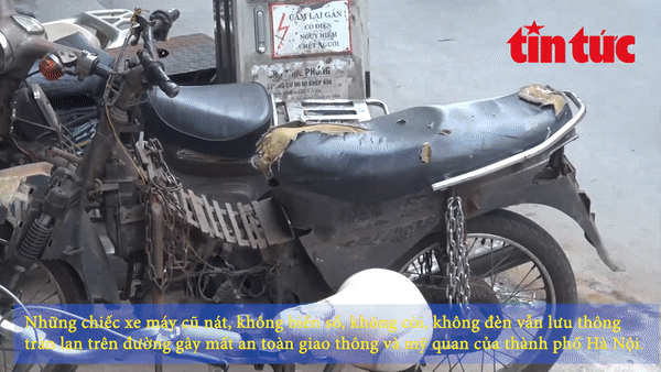 Xe máy 'đồng nát' tung hoành trên đường phố Hà Nội