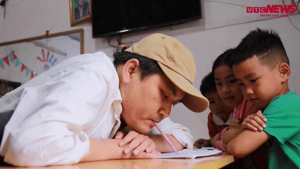 Video: Lớp học miễn phí của thầy giáo khuyết tật viết chữ bằng miệng