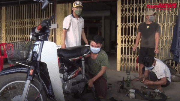 Video: 'Biệt đội' sửa xe máy miễn phí giúp người đi đường ở An Giang