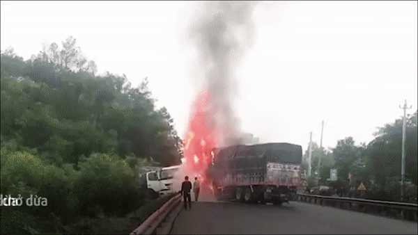 Khoảnh khắc 2 xe tải bốc cháy dữ dội sau cú đối đầu, 1 người tử vong