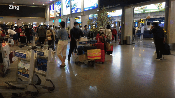 Sân bay Tân Sơn Nhất kín người làm thủ tục từ sáng sớm