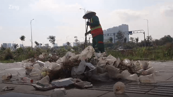 Vất vả thu gom hàng tấn rác tại Khu đô thị mới Thủ Thiêm