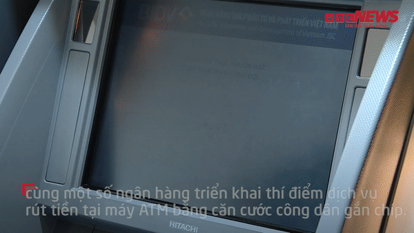 Video: Người dân trải nghiệm rút tiền tại ATM bằng CCCD gắn chip ở Hà Nội