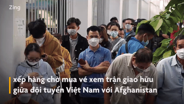CĐV nữ xếp hàng từ 4h sáng chờ mua vé xem tuyển Việt Nam