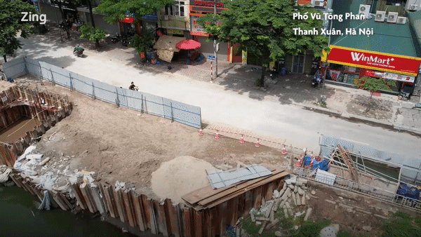Bụi bao trùm tuyến phố bị sạt lở dọc sông Tô Lịch