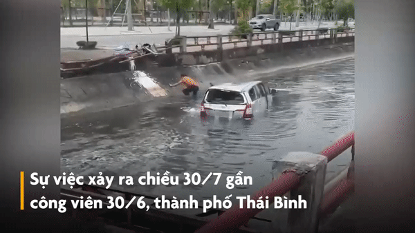 Người đàn ông lái ôtô lao xuống kênh thoát nước ở Thái Bình