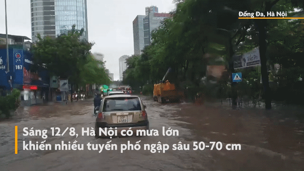 Hà Nội ngập sâu, xe buýt tạo sóng khiến người đi xe máy ngã nhào