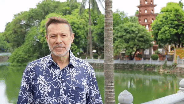 Video: Tân đại sứ Australia thăm chùa Trấn Quốc, thưởng thức nước dừa ở Hà Nội
