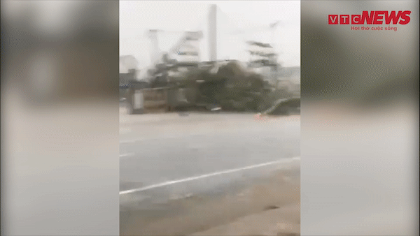Video: Lốc xoáy giật tung nhiều mái nhà, cây cối ở Quảng Trị