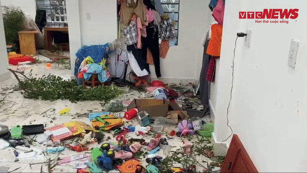 Video: Người dân bật khóc nhìn nhà cửa đổ nát sau khi bão Noru càn quét