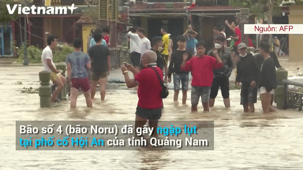 [Video] Du khách lội nước bì bõm trên phố cổ Hội An sau bão Noru