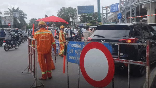 Giao thông rối loạn ngày đầu cấm xe qua cầu Nguyễn Hữu Cảnh
