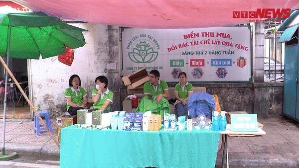 Hà Nội: Người dân hào hứng đổi rác thải tái chế lấy quà