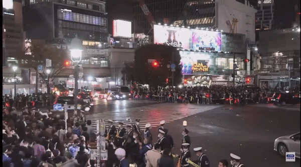 Người Nhật ăn mừng tại ngã tư Shibuya