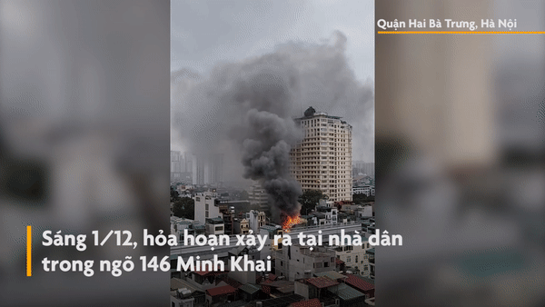 Hai căn nhà bốc cháy ngùn ngụt ở Hà Nội