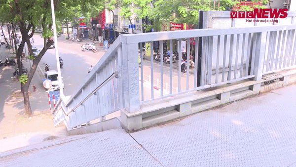 Bỏ mặc cầu bộ hành, người dân trèo dải phân cách băng qua đường ở Hà Nội