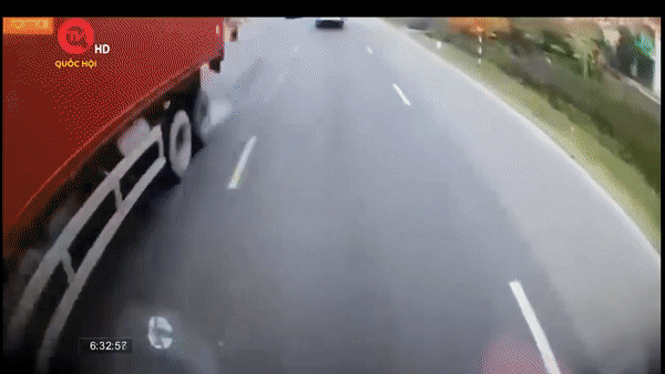 Điểm mù giao thông: Vượt ẩu rơi trúng điểm mù của xe tải