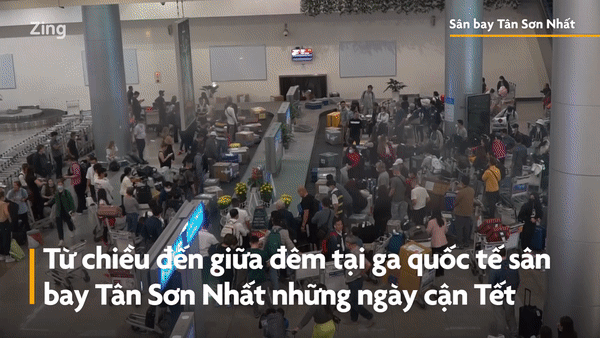 Ngủ gục khi chờ người thân ở sân bay Tân Sơn Nhất