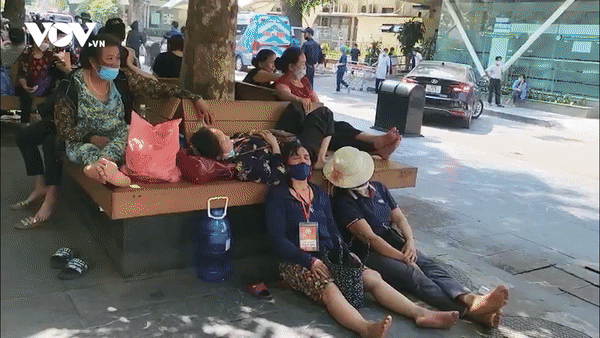 Bệnh nhân khốn khổ vì nắng nóng gay gắt
