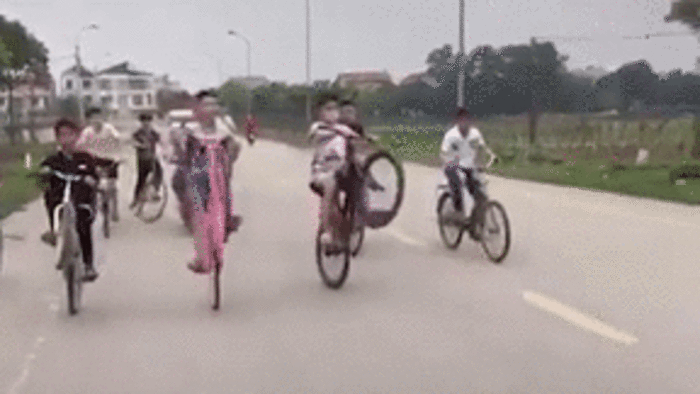 Vĩnh Phúc: Nhóm thiếu niên đi xe đạp dàn hàng, bốc đầu xe trên quốc lộ - \
