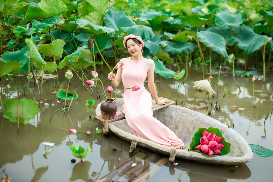 Chiêm ngưỡng vẻ đẹp tươi tắn của thiếu nữ Việt Nam trong bức ảnh Thiếu nữ bên hoa sen. Hình ảnh này sẽ khiến bạn cảm thấy như đang bước vào một vườn sen thơm ngát và thanh tịnh.