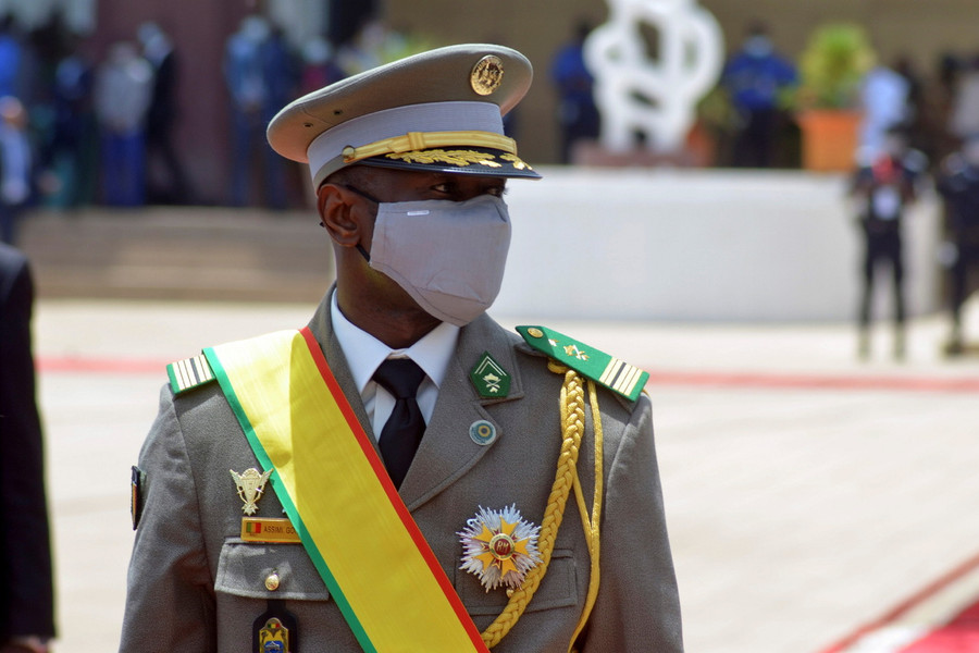 Tổng thống lâm thời Mali bị tấn công bằng dao khi cầu nguyện