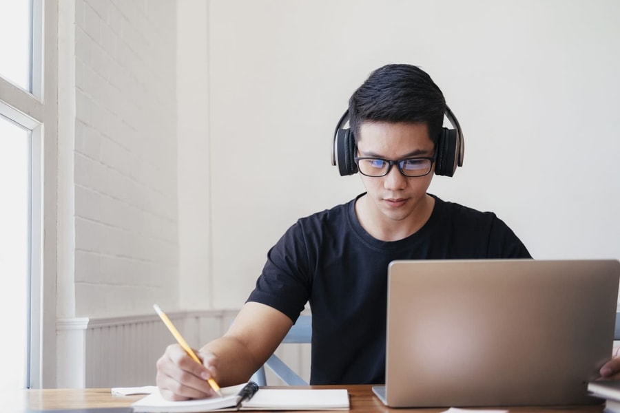 Sinh viên vượt khó học online