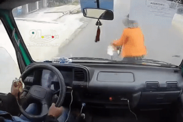 Clip: Vừa lái xe vừa ăn bánh mì, tài xế đâm văng người đi đường