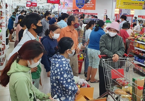 Nghe tin không ra khỏi nhà 7 ngày, dân Đà Nẵng đổ xô đi mua thực phẩm