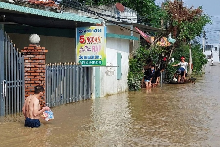 Nước dâng ngang người, dân lội lũ vẫy tay gọi cứu trợ mì tôm, nước uống
