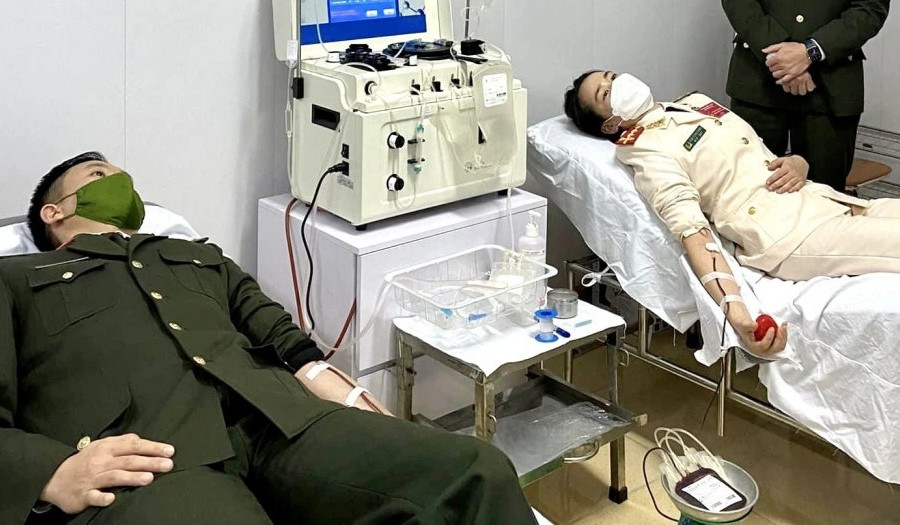 Hai chiến sĩ công an kịp thời hiến máu cứu cháu bé qua cơn nguy kịch