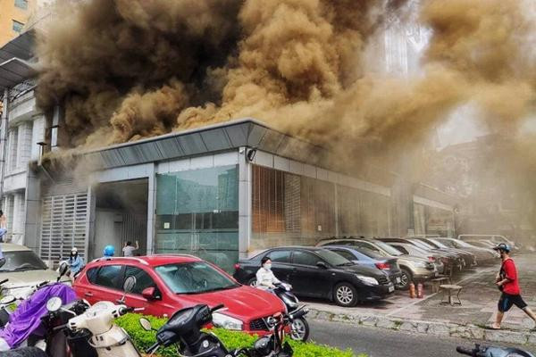Cháy nhà hàng dưới tòa nhà ở Hà Nội, khói bốc cao nghi ngút