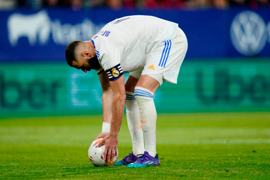 Khó tin: trong 7 phút Benzema sút hỏng 2 quả phạt đền