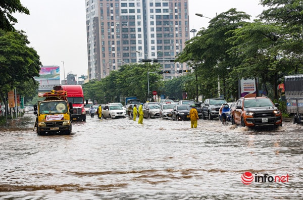 Ngớt mưa, đường phố Hà Nội vẫn ngập nặng