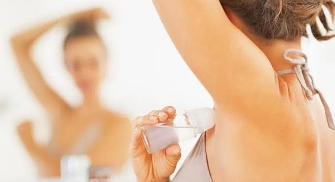 Dùng lăn khử mùi thường xuyên có làm thâm vùng da nách?