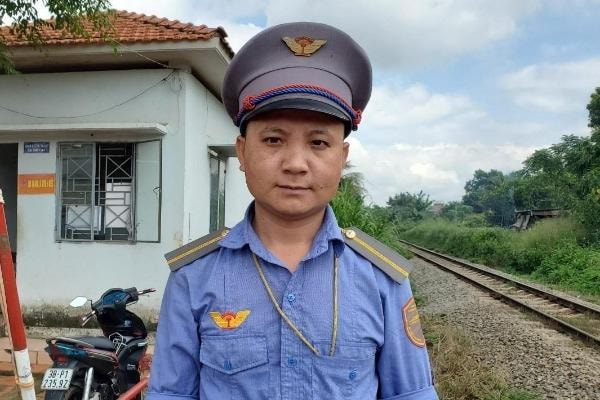 Nhân viên gác tàu: 'Tôi sững sờ sau 3 giây kéo người ra thì tàu lao tới'
