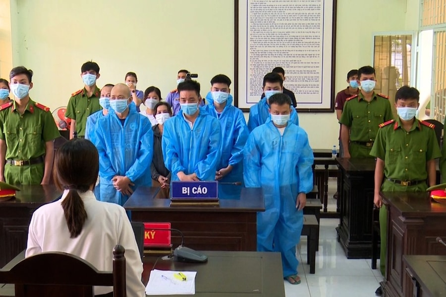 'Bao vây' trưởng công an xã, 10 con bạc nhận 110 tháng tù giam