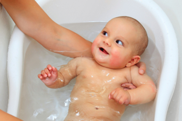 Trẻ sơ sinh nên tắm lúc mấy giờ? Hướng dẫn tắm cho trẻ đúng cách