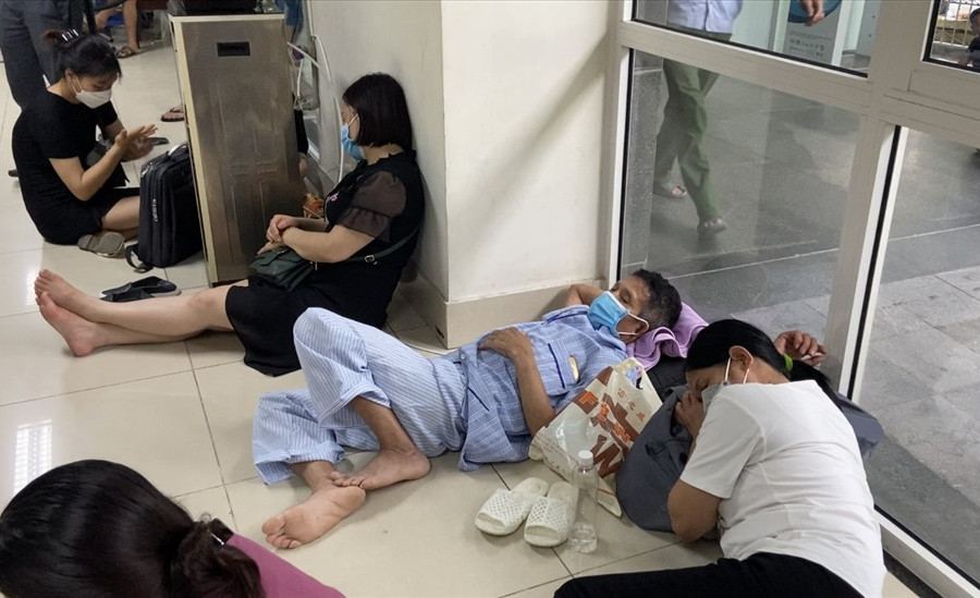 Bệnh viện quá tải, người nằm bệt chờ khám, người đợi 3 tháng mới được mổ