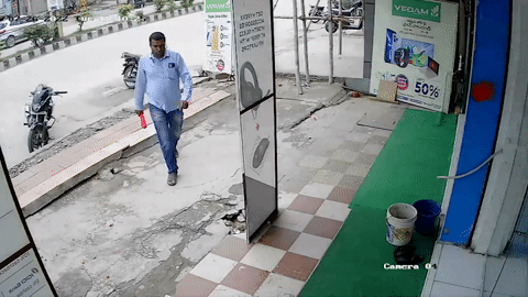 Người đàn ông suýt bị 'hố tử thần' nuốt chửng trong gang tấc