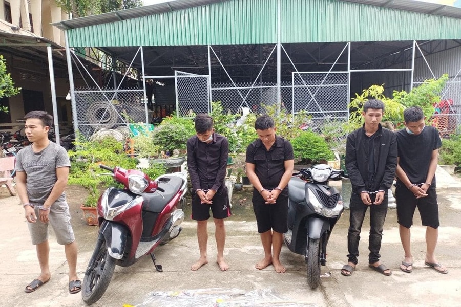 Biết vợ cặp bồ, chồng rủ bạn nhậu chém tình địch