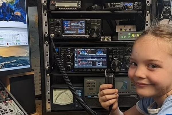 Bé gái 8 tuổi liên lạc với Trạm vũ trụ quốc tế ISS bằng radio ở Trái Đất