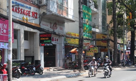 Con đường từ tiệm massage đến cổng trường