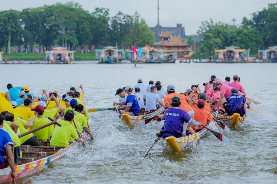 Đua ghe trên sông Hương mừng Tết độc lập