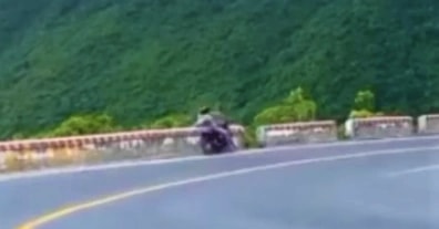 Mạo hiểm với khúc cua "tử thần", phượt thủ lộn qua dải phân cách