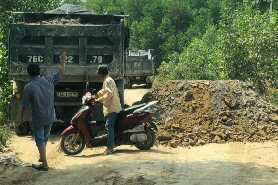 Doanh nghiệp đổ đất chặn đường, giam lỏng 3 phóng viên