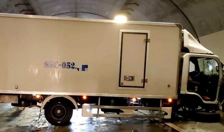 Xe tải nổ lốp trong hầm cao tốc Đà Nẵng - Quảng Ngãi gây ách tắc nhiều giờ